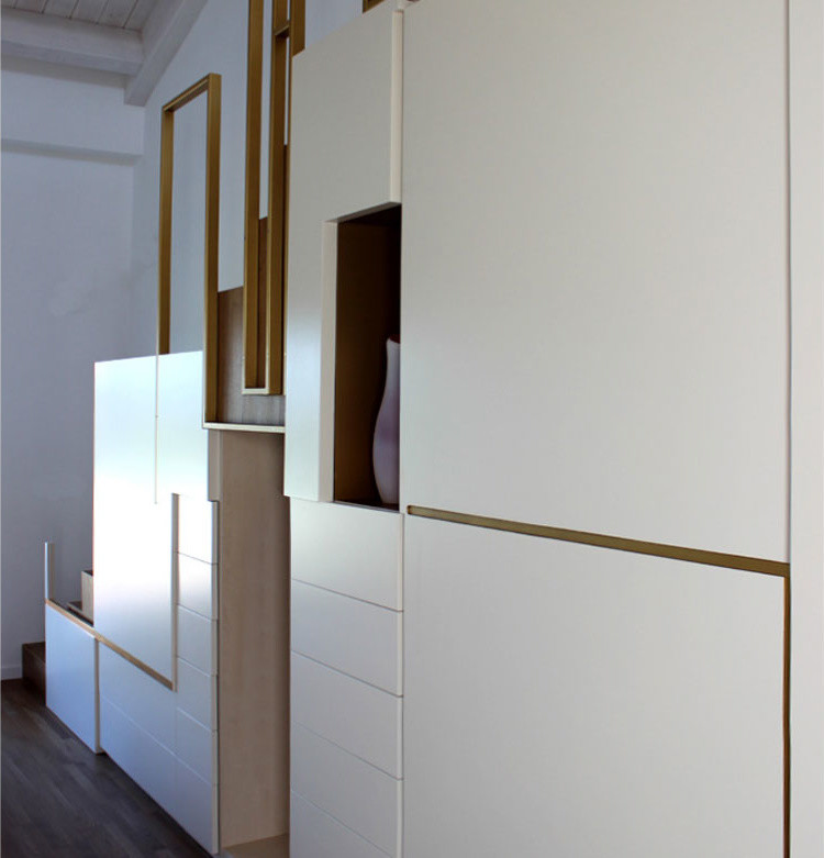 Immagine di una grande camera da letto stile loft minimal con pareti bianche, pavimento in legno verniciato e pavimento marrone