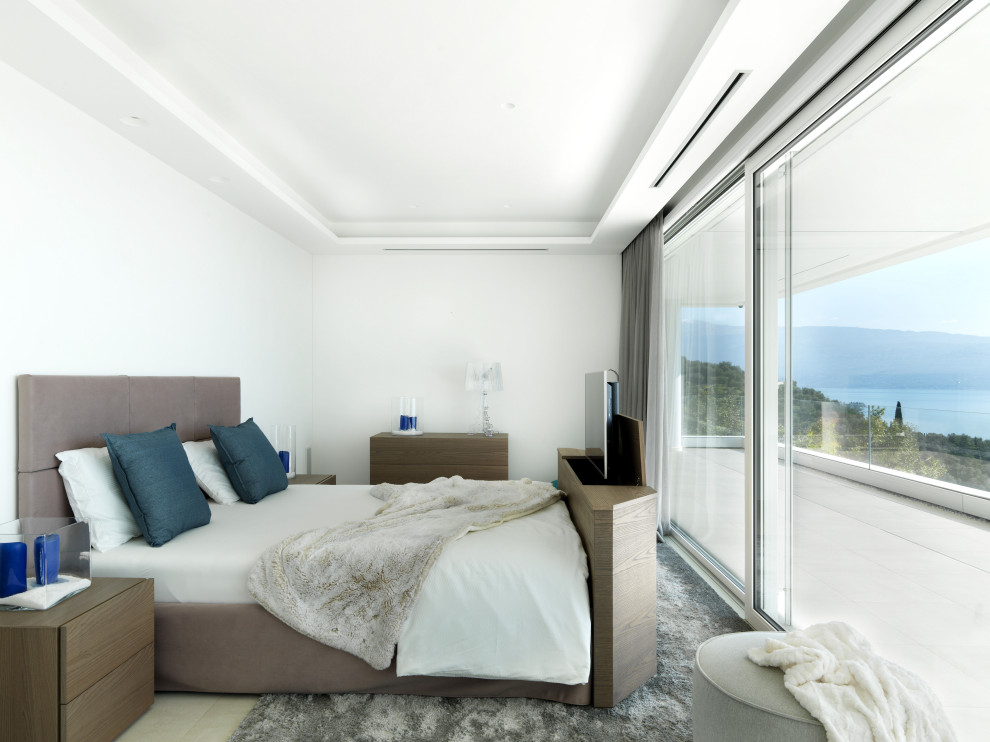 Источник вдохновения для домашнего уюта: большая хозяйская спальня в современном стиле с белыми стенами, полом из керамогранита и белым полом