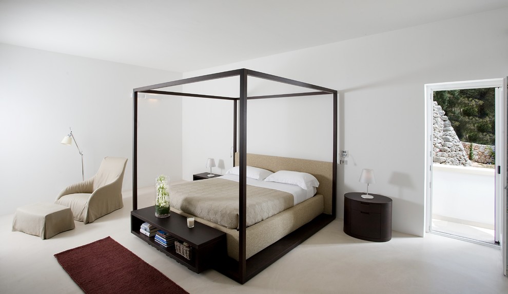 バーリにある広いコンテンポラリースタイルのおしゃれな主寝室 (白い壁、カーペット敷き) のインテリア