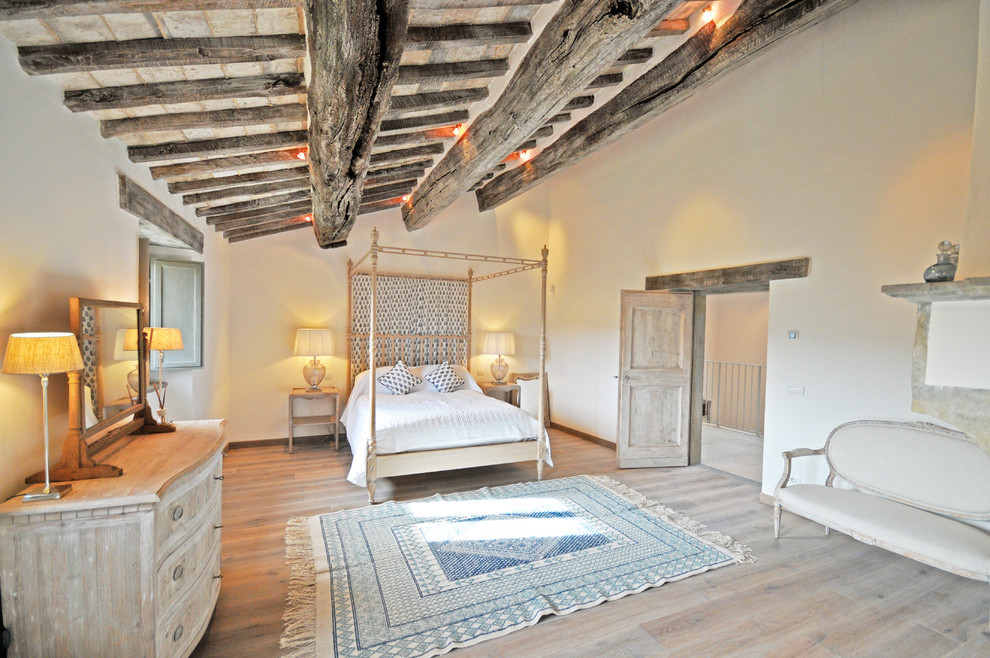Geräumiges Rustikales Gästezimmer mit weißer Wandfarbe, hellem Holzboden und beigem Boden in Sonstige