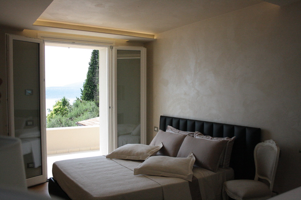 Esempio di una camera degli ospiti moderna di medie dimensioni con pareti beige, parquet chiaro e nessun camino