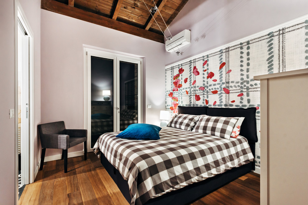 Modelo de habitación de invitados clásica con paredes grises y suelo de madera oscura
