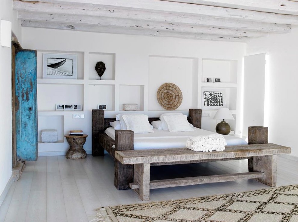 Foto di una camera da letto mediterranea con pareti bianche e pavimento beige