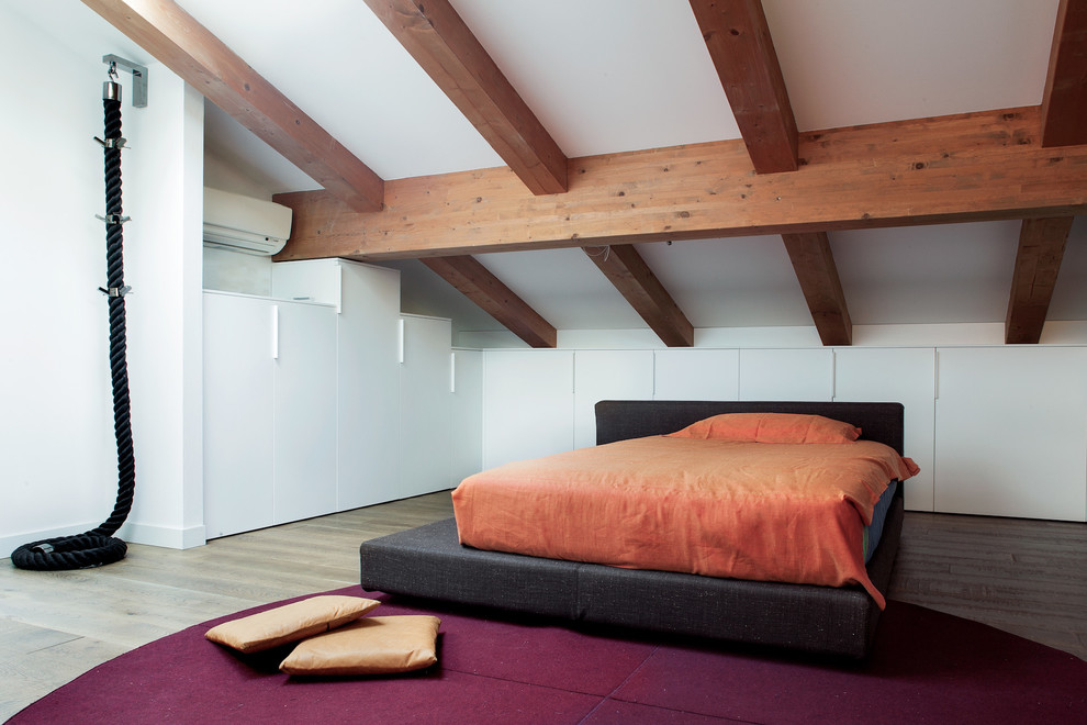 Foto de dormitorio principal actual grande con paredes blancas y suelo de madera oscura