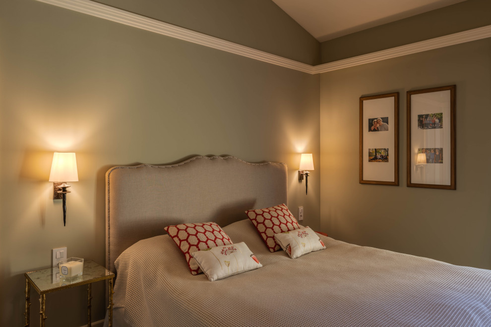 Modelo de habitación de invitados mediterránea de tamaño medio con paredes verdes, suelo de madera en tonos medios y suelo marrón