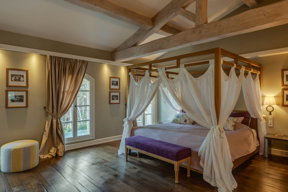 他の地域にある中くらいな地中海スタイルのおしゃれな主寝室 (ベージュの壁、ライムストーンの床、ベージュの床、三角天井)