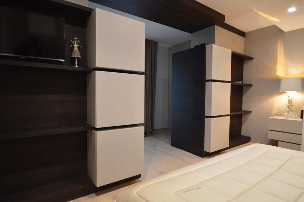 This is an example of a contemporary bedroom in Bari.