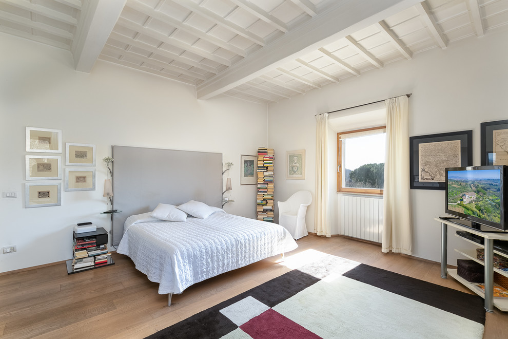 Idéer för ett modernt sovrum, med vita väggar, mellanmörkt trägolv och brunt golv