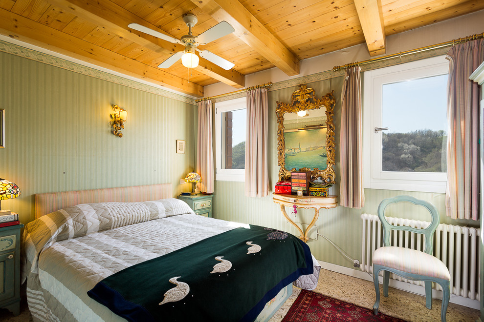 Mittelgroßes Mediterranes Hauptschlafzimmer mit grüner Wandfarbe in Venedig