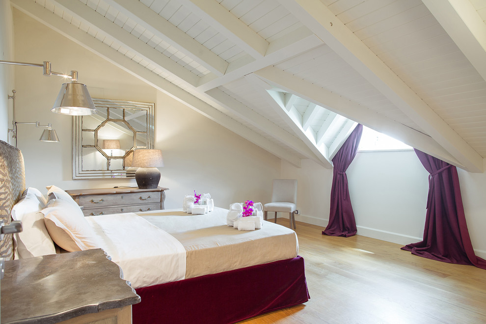 Idee per una camera degli ospiti classica di medie dimensioni con pareti beige, parquet chiaro e pavimento beige