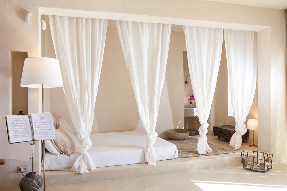 Foto di una camera matrimoniale mediterranea di medie dimensioni con pareti beige