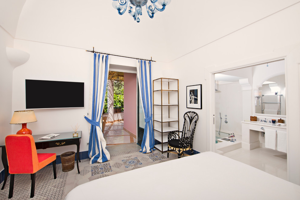 Großes Modernes Hauptschlafzimmer ohne Kamin mit weißer Wandfarbe in Neapel