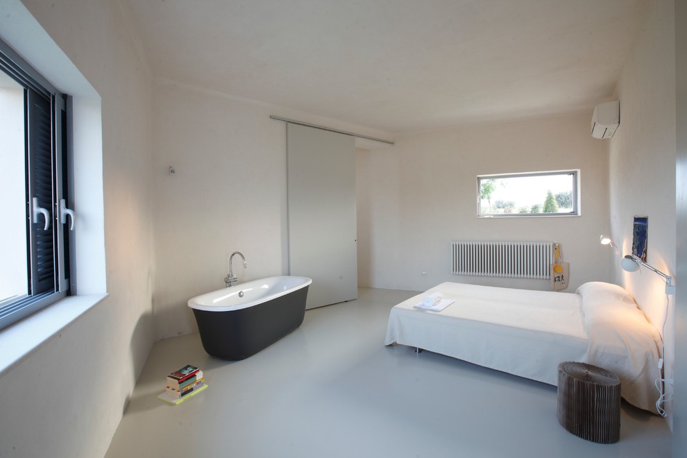 Cette image montre une grande chambre parentale design avec un mur blanc et un sol en carrelage de porcelaine.