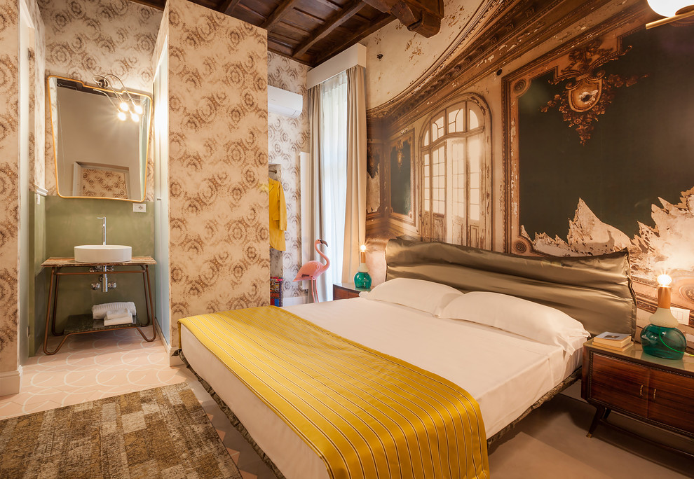 Diseño de dormitorio bohemio con paredes beige y suelo de baldosas de terracota
