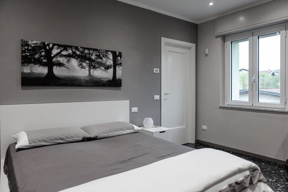 Foto de dormitorio principal minimalista de tamaño medio con paredes grises, suelo de baldosas de porcelana y suelo marrón
