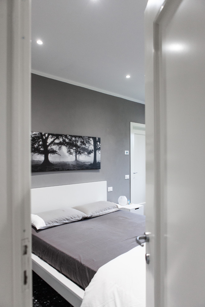 Imagen de dormitorio principal moderno con paredes grises, suelo de mármol y suelo negro