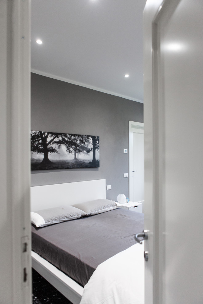 Foto de dormitorio principal campestre grande sin chimenea con paredes beige, suelo de baldosas de porcelana y suelo gris