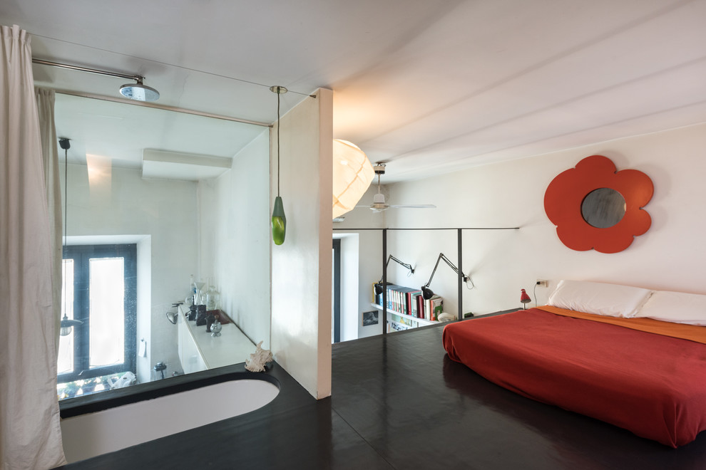ローマにあるコンテンポラリースタイルのおしゃれなロフト寝室 (白い壁、クッションフロア、黒い床、暖炉なし) のインテリア