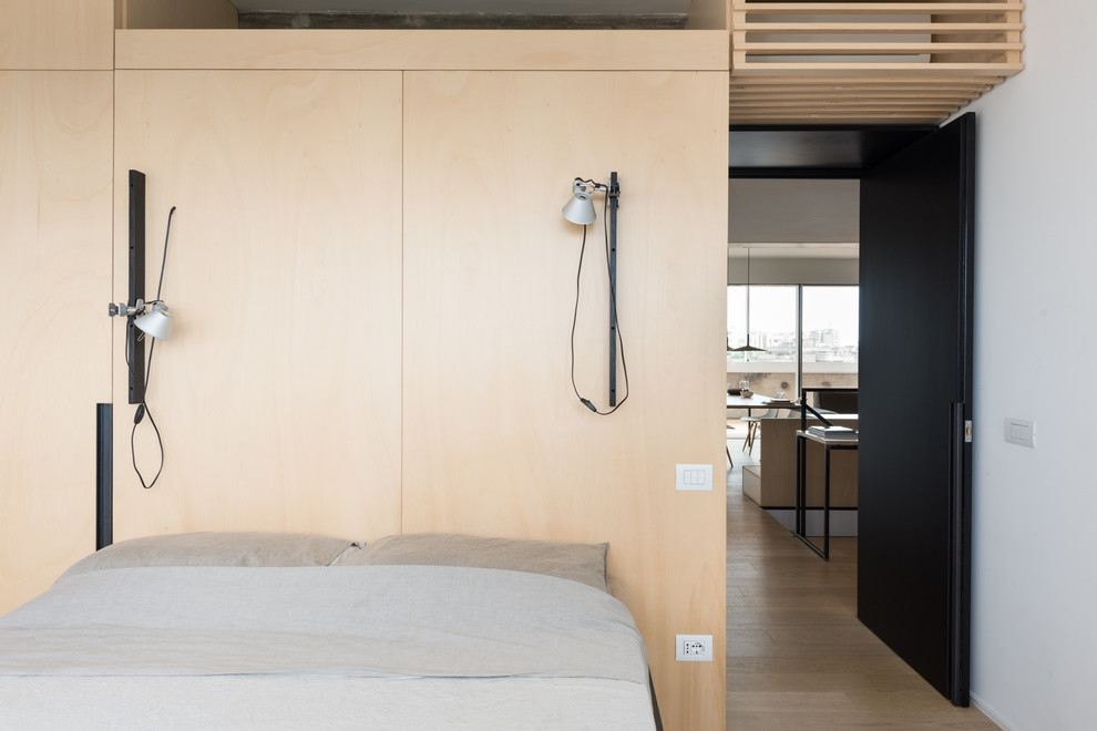 Источник вдохновения для домашнего уюта: хозяйская спальня в стиле модернизм с белыми стенами и светлым паркетным полом