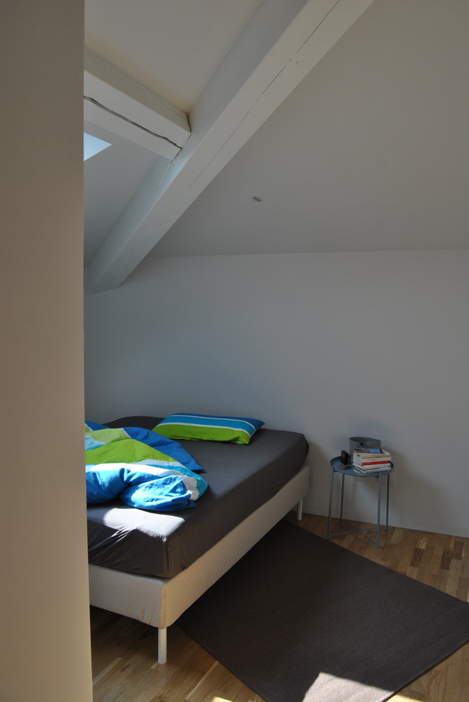 Exemple d'une petite chambre parentale tendance avec un mur blanc, parquet clair et un sol beige.