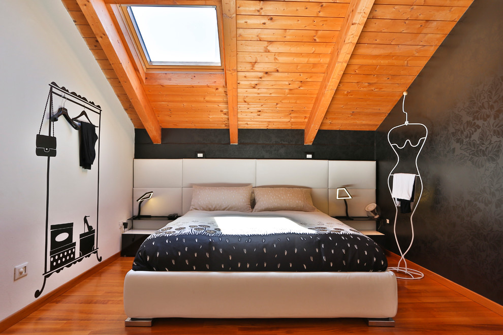 Idee per una camera matrimoniale design di medie dimensioni con pareti multicolore e pavimento in legno massello medio