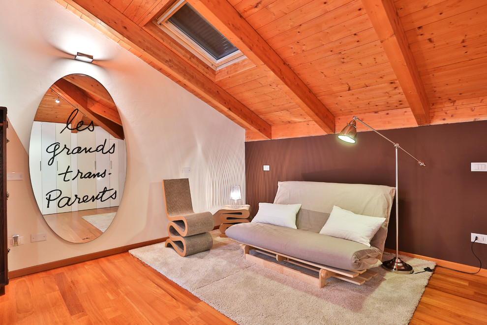 Imagen de habitación de invitados moderna de tamaño medio con paredes multicolor y suelo de madera en tonos medios