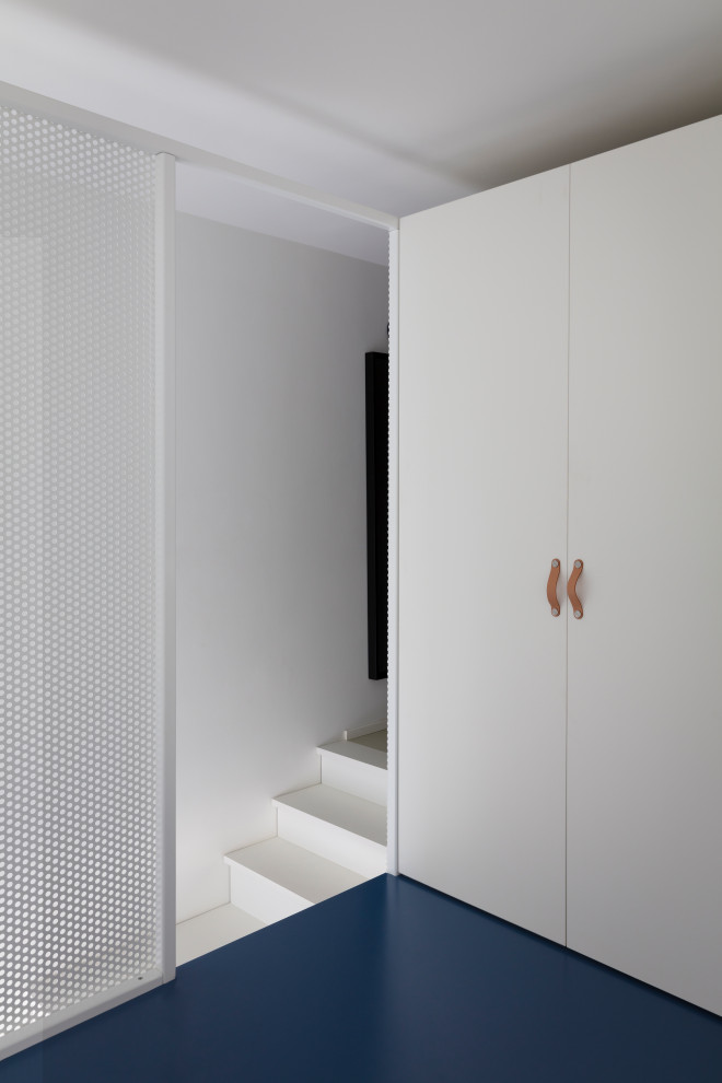 Идея дизайна: маленькая гостевая спальня (комната для гостей) в стиле лофт с синим полом для на участке и в саду