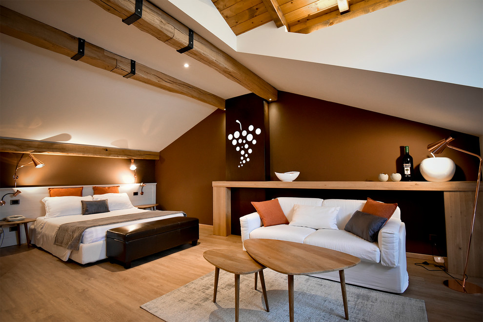 Modelo de dormitorio tipo loft campestre grande con paredes marrones, suelo de linóleo y suelo beige