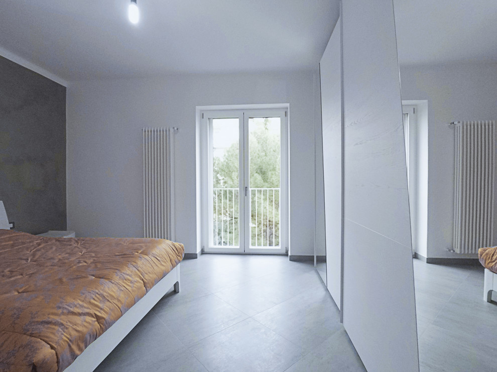 Mittelgroßes Modernes Hauptschlafzimmer ohne Kamin mit weißer Wandfarbe, Porzellan-Bodenfliesen und grauem Boden in Bari