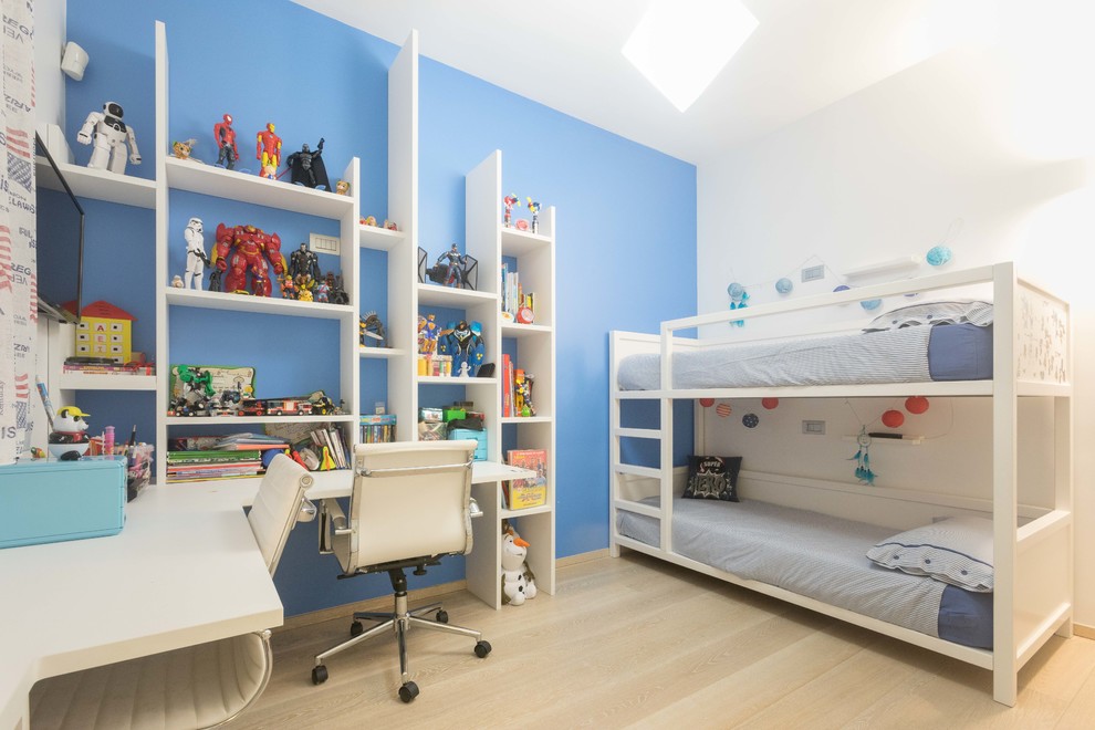 Foto de habitación de niño actual con paredes azules, suelo de madera clara y suelo beige