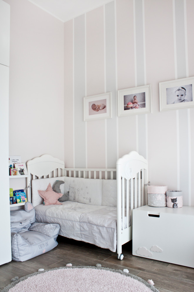 Idées déco pour une chambre d'enfant de 4 à 10 ans classique de taille moyenne avec un mur rose, un sol en bois brun et un sol marron.