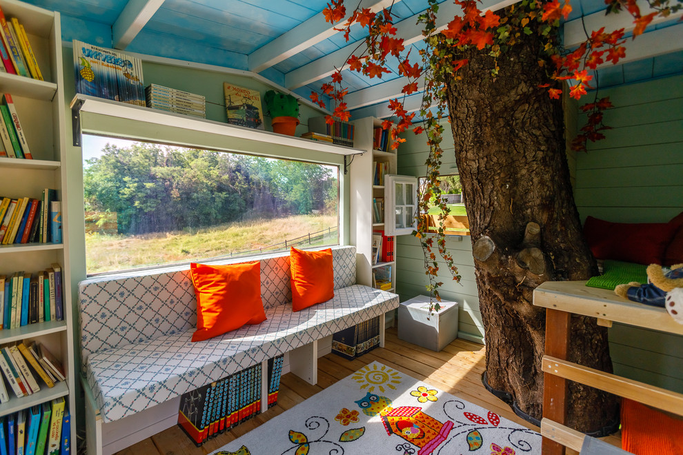 Ispirazione per una cameretta per bambini da 4 a 10 anni classica con pareti verdi e pavimento in legno massello medio