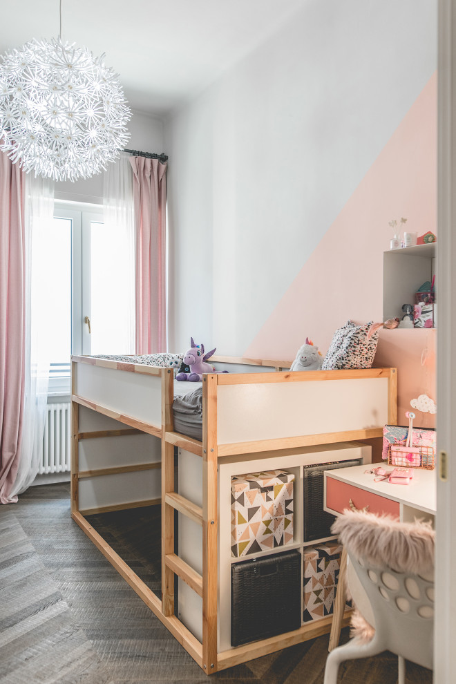 Idee per una cameretta per bambini da 4 a 10 anni design con pareti rosa, parquet scuro e pavimento marrone