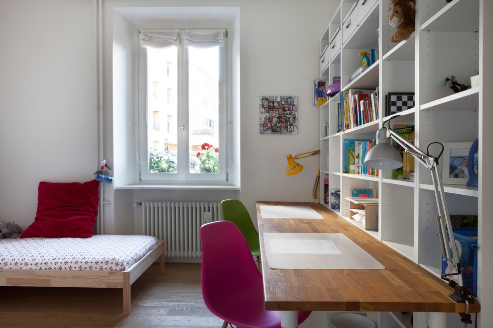 Источник вдохновения для домашнего уюта: большая нейтральная детская в скандинавском стиле с белыми стенами, светлым паркетным полом и рабочим местом для ребенка от 4 до 10 лет