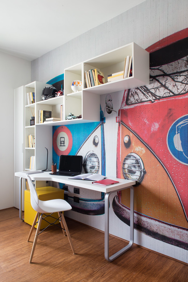 Exempel på ett mellanstort industriellt könsneutralt tonårsrum kombinerat med skrivbord, med flerfärgade väggar och mörkt trägolv