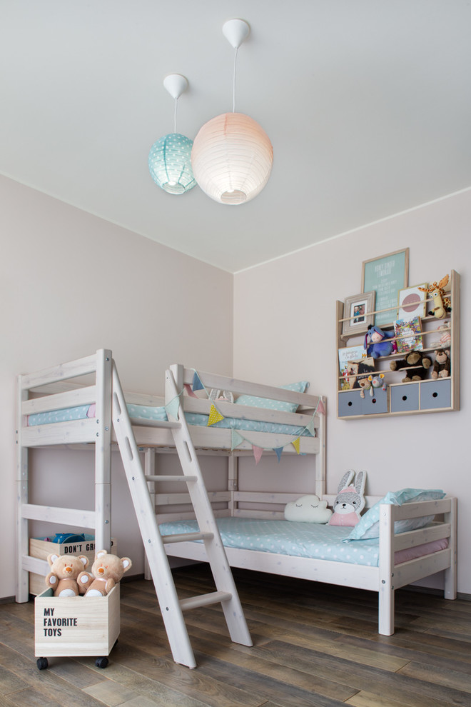 Diseño de dormitorio infantil de 4 a 10 años actual de tamaño medio con suelo de madera oscura y paredes rosas