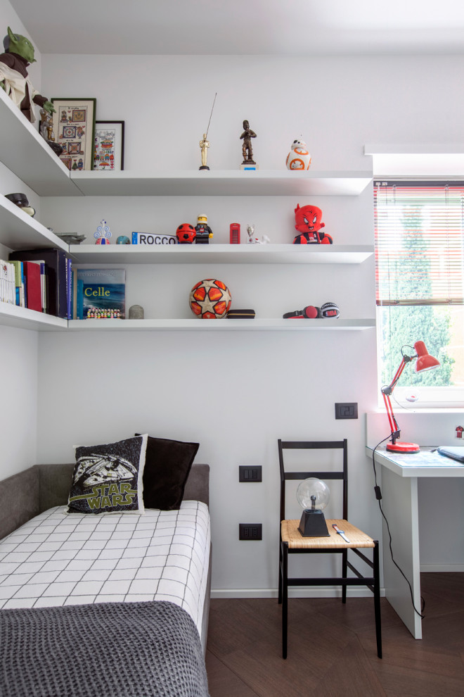 Esempio di una cameretta da bambino minimal con pareti bianche, parquet scuro e pavimento marrone