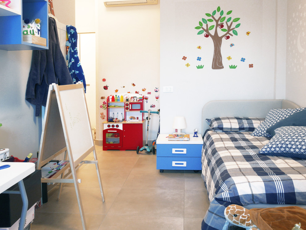 На фото: детская среднего размера в современном стиле с спальным местом, белыми стенами, полом из ламината и бежевым полом для ребенка от 4 до 10 лет, мальчика