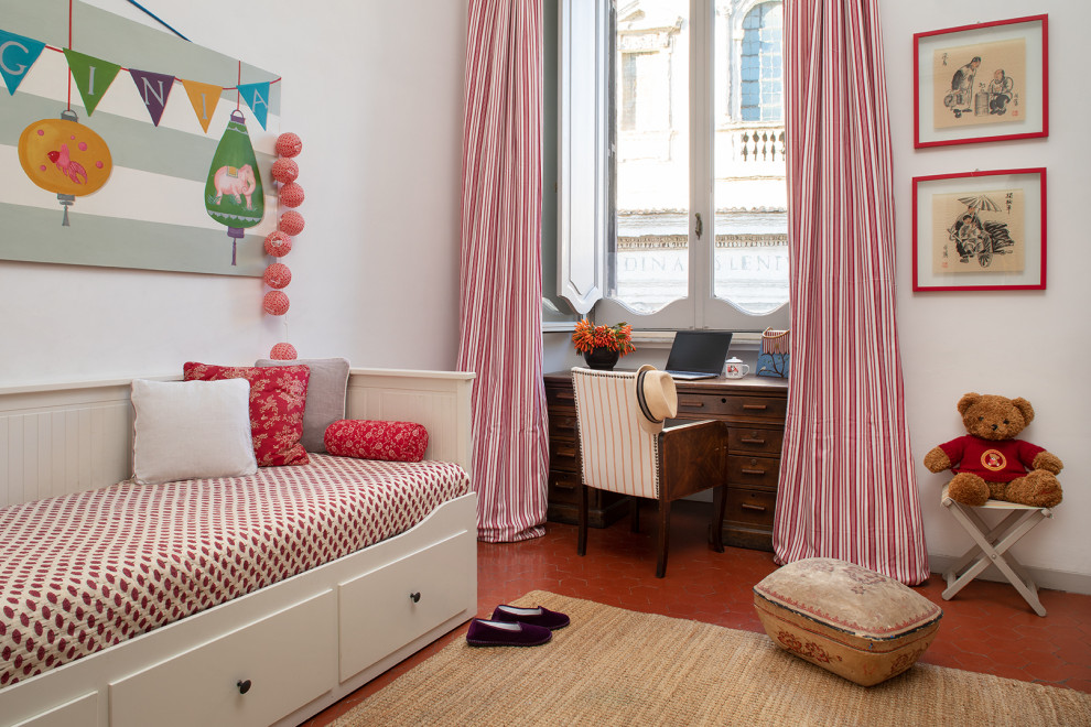 Cette image montre une chambre d'enfant design avec un mur blanc et un sol rouge.