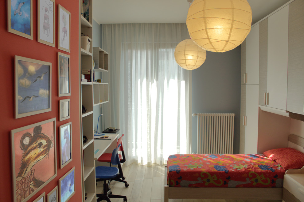 バーリにあるお手頃価格の広いコンテンポラリースタイルのおしゃれな子供部屋 (青い壁、磁器タイルの床、ティーン向け) の写真