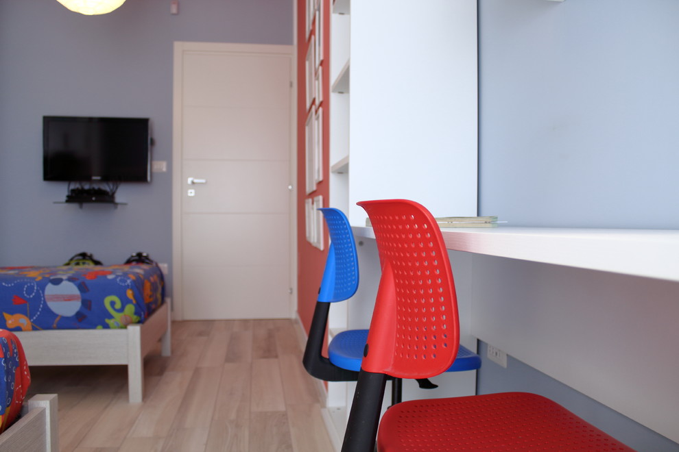 Idéer för ett stort modernt barnrum kombinerat med sovrum, med blå väggar och klinkergolv i porslin