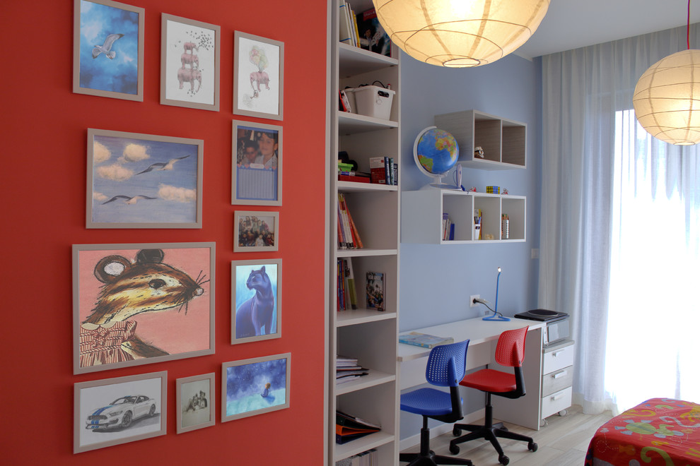 バーリにあるお手頃価格の広いコンテンポラリースタイルのおしゃれな子供部屋 (赤い壁、磁器タイルの床、ティーン向け) の写真