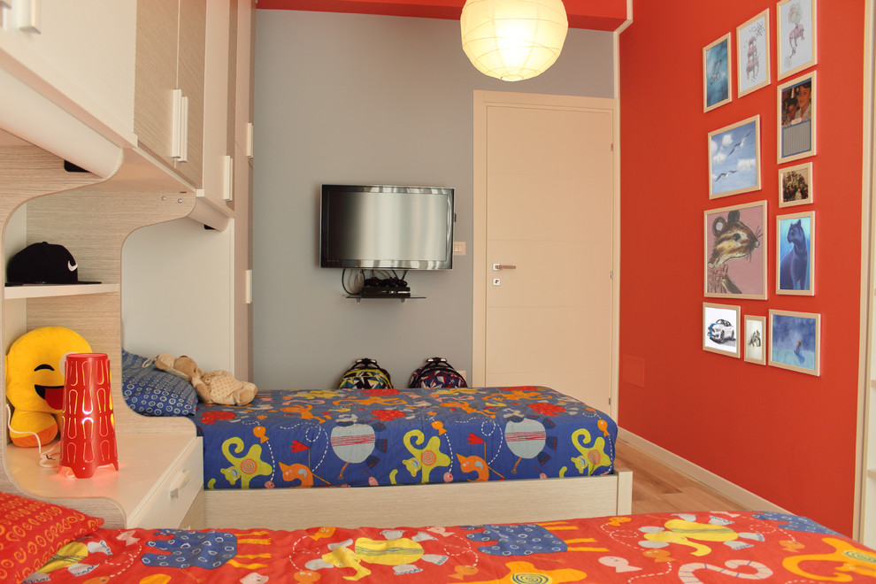 Exemple d'une grande chambre d'enfant tendance avec un mur rouge et un sol en carrelage de porcelaine.