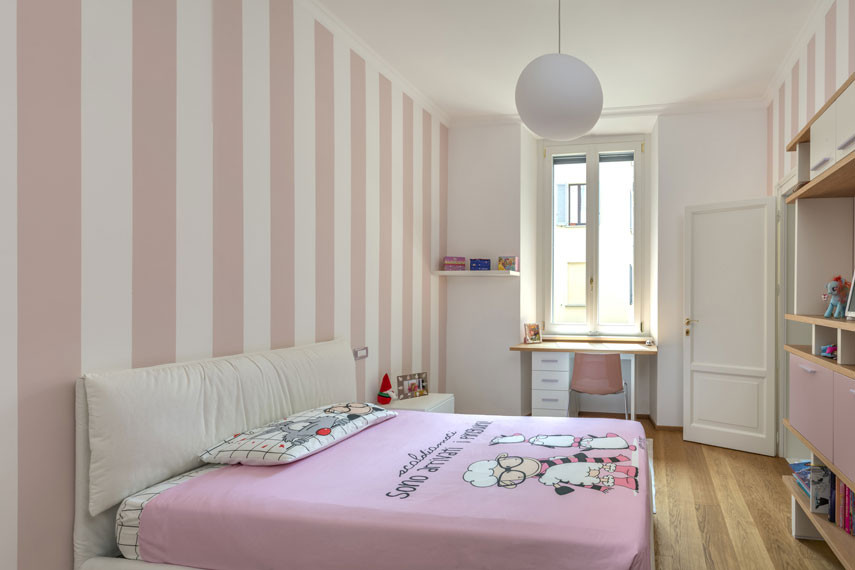 Kleines Klassisches Mädchenzimmer mit Schlafplatz, bunten Wänden, hellem Holzboden, gelbem Boden und eingelassener Decke in Rom