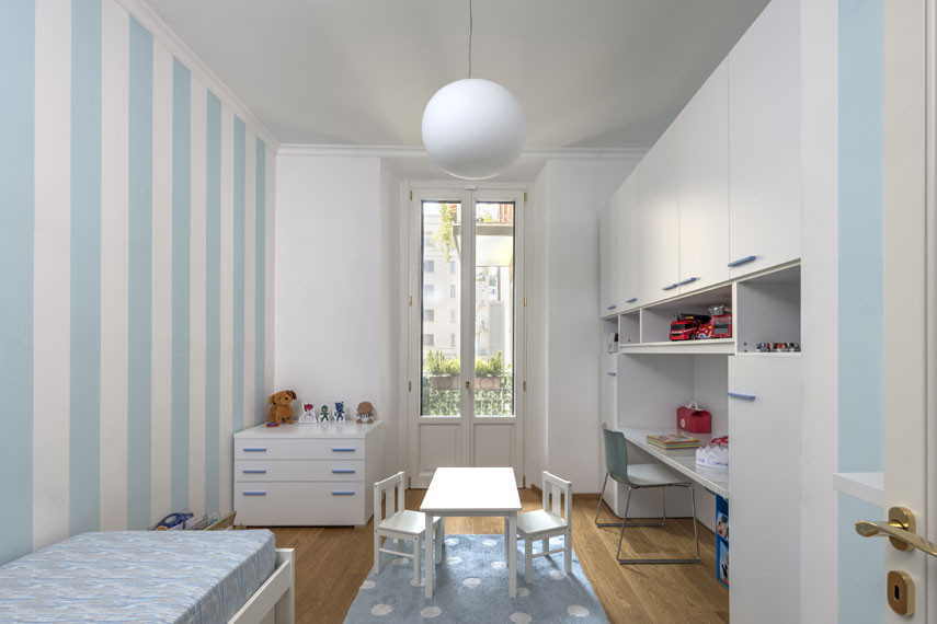 Small classic children’s room for boys in Rome with multi-coloured walls, light hardwood flooring, yellow floors and a drop ceiling.