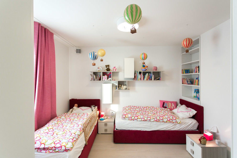 Modelo de dormitorio infantil de 4 a 10 años actual de tamaño medio con paredes blancas y suelo beige