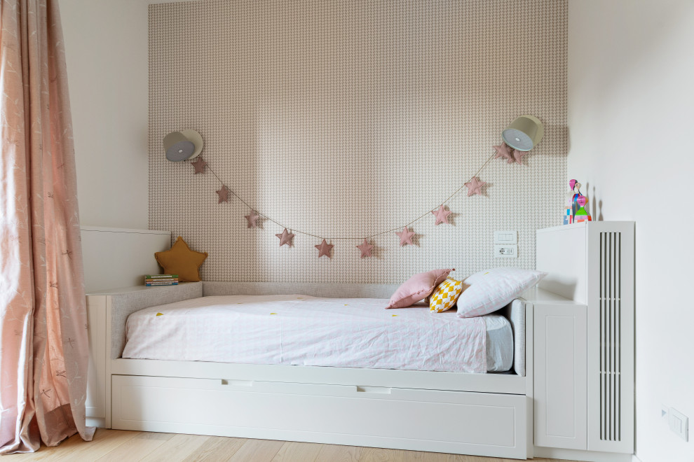 Foto di una cameretta per bambini da 4 a 10 anni minimal con pareti beige, parquet chiaro, pavimento beige e carta da parati