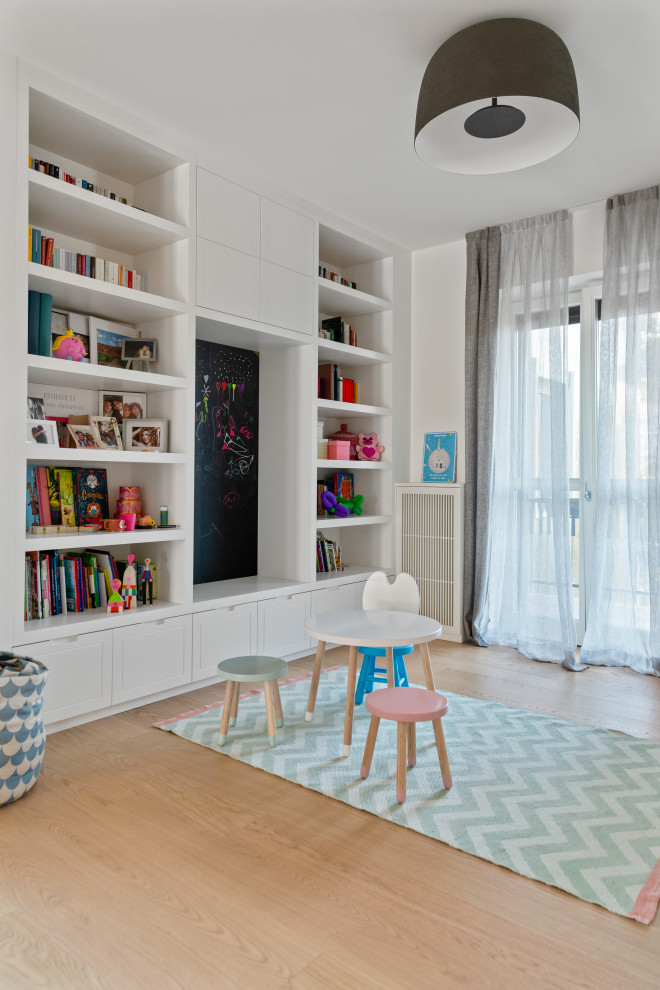 Idée de décoration pour une chambre d'enfant design avec un mur blanc, parquet clair et un sol beige.
