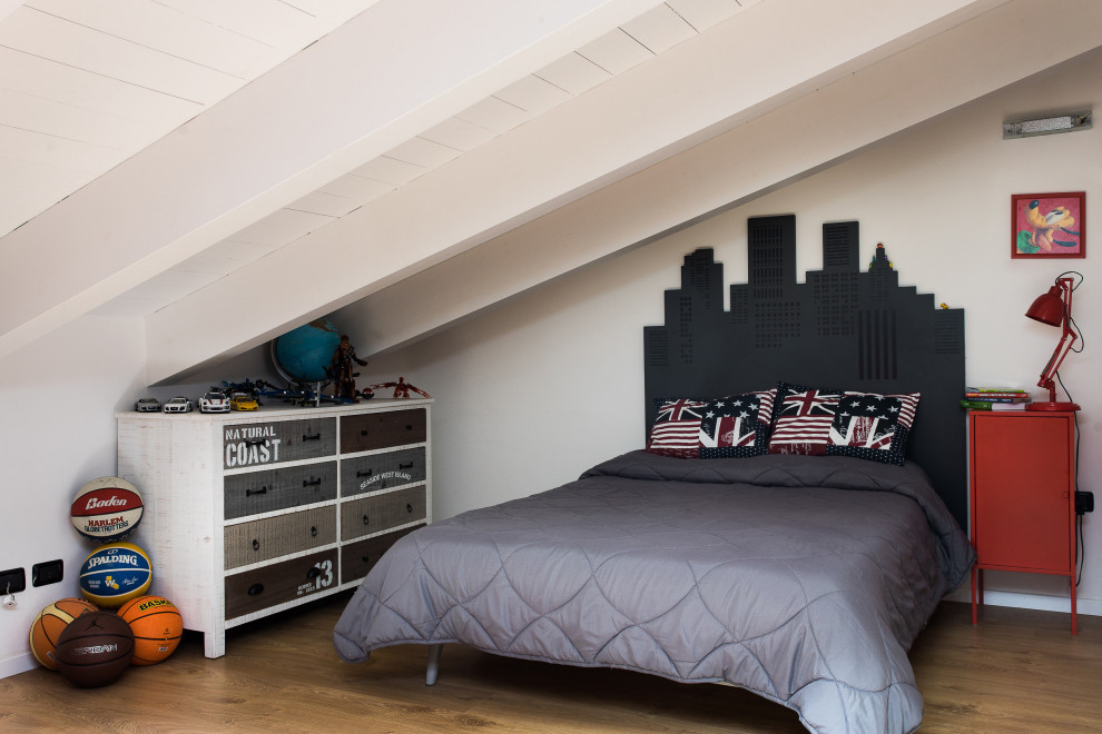 Modernes Jungszimmer mit Schlafplatz, weißer Wandfarbe, braunem Holzboden und braunem Boden in Bologna