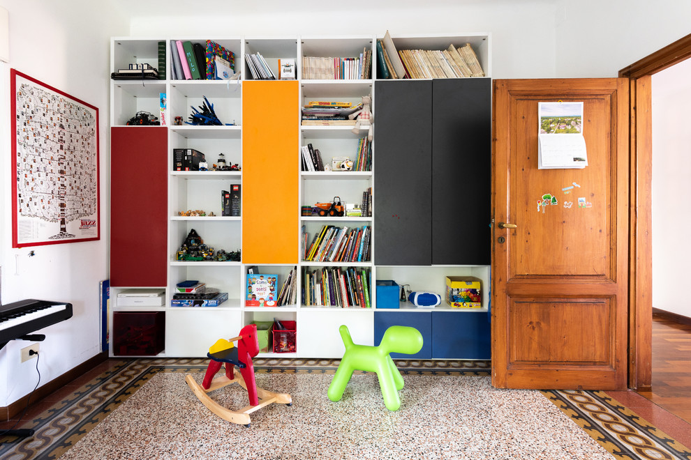 Großes Modernes Kinderzimmer mit weißer Wandfarbe, Spielecke und buntem Boden in Florenz